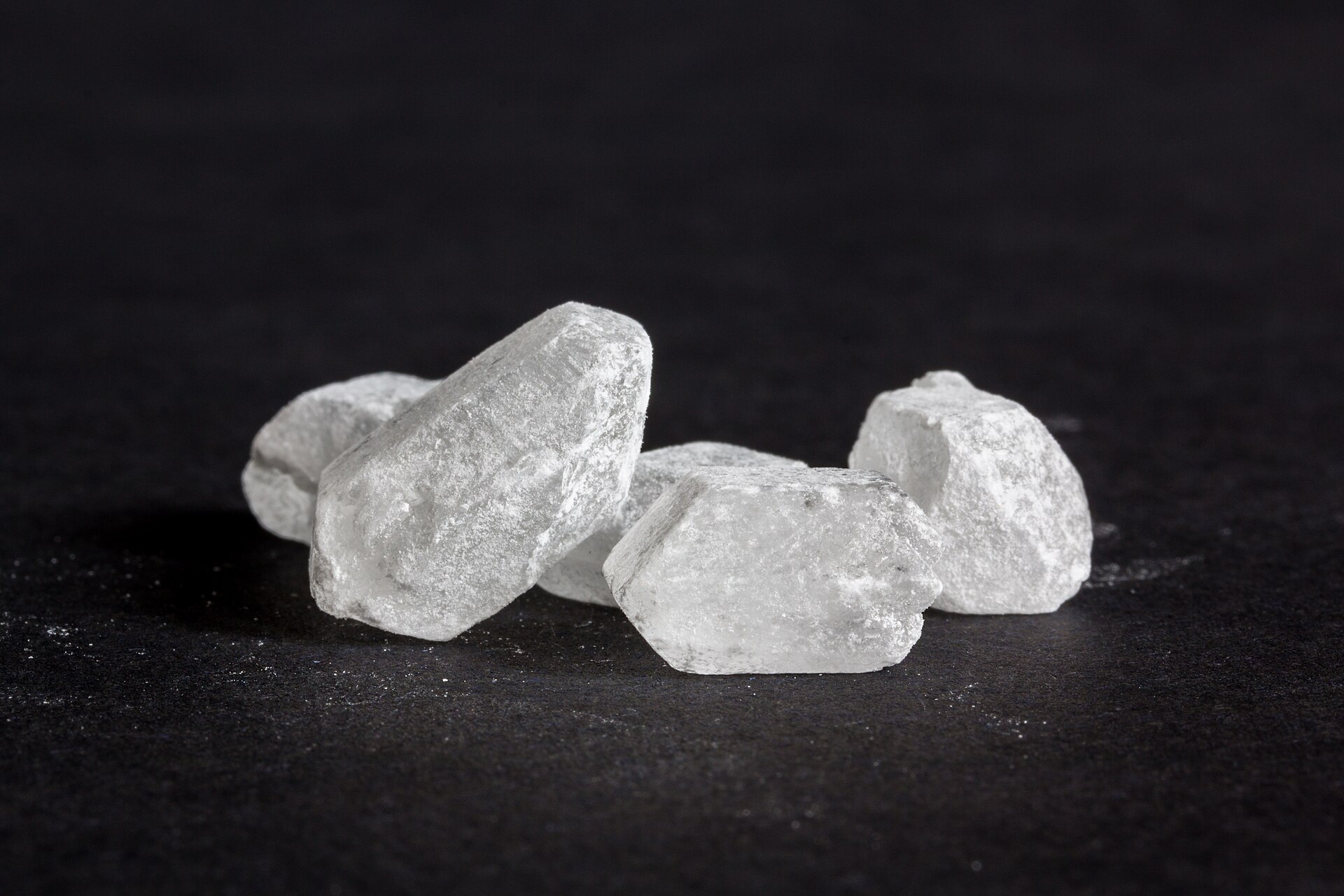 Brown and white rock sugar pieces in bowls